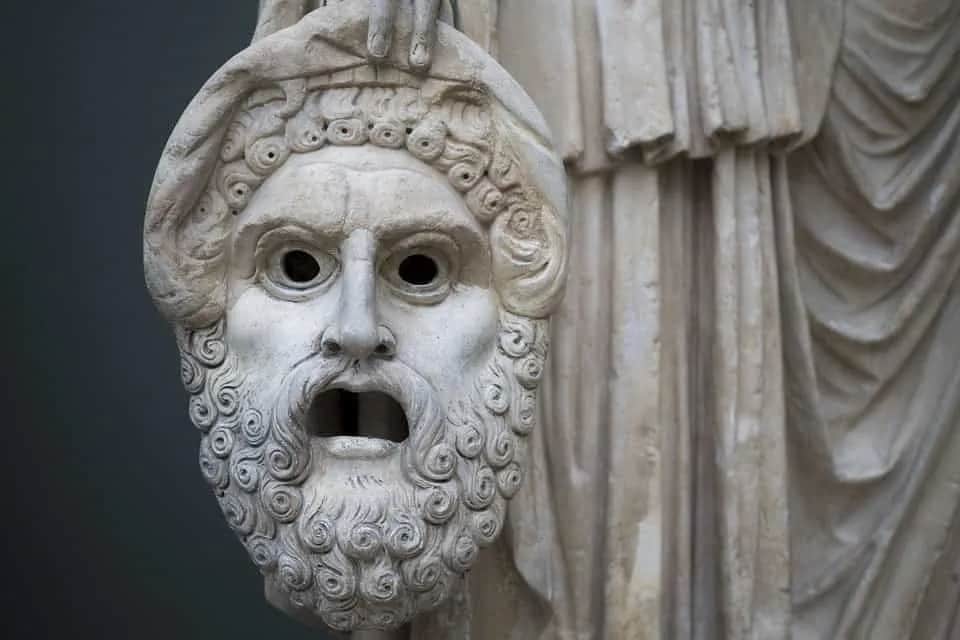 Jak powstał teatr antyczny i dlaczego jest tak ważny w historii?