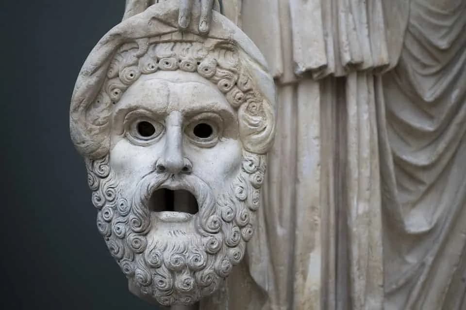 Jak powstał teatr antyczny i dlaczego jest tak ważny w historii?