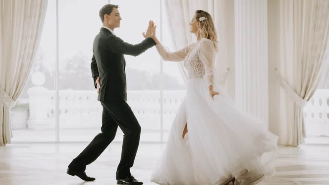 Najlepsze piosenki na pierwszy taniec na 18, które wzruszą każdego