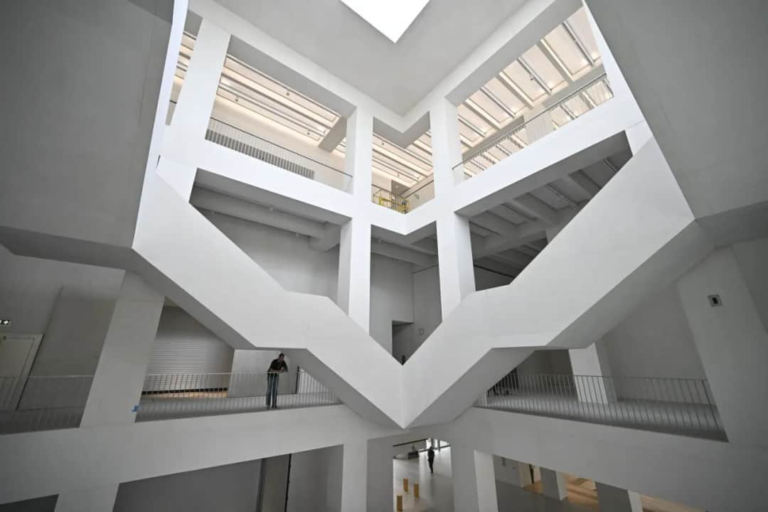 Na żywo z muzeum sztuki nowoczesnej: obserwuj budowę i okolice