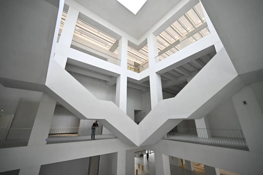 Na żywo z muzeum sztuki nowoczesnej: obserwuj budowę i okolice